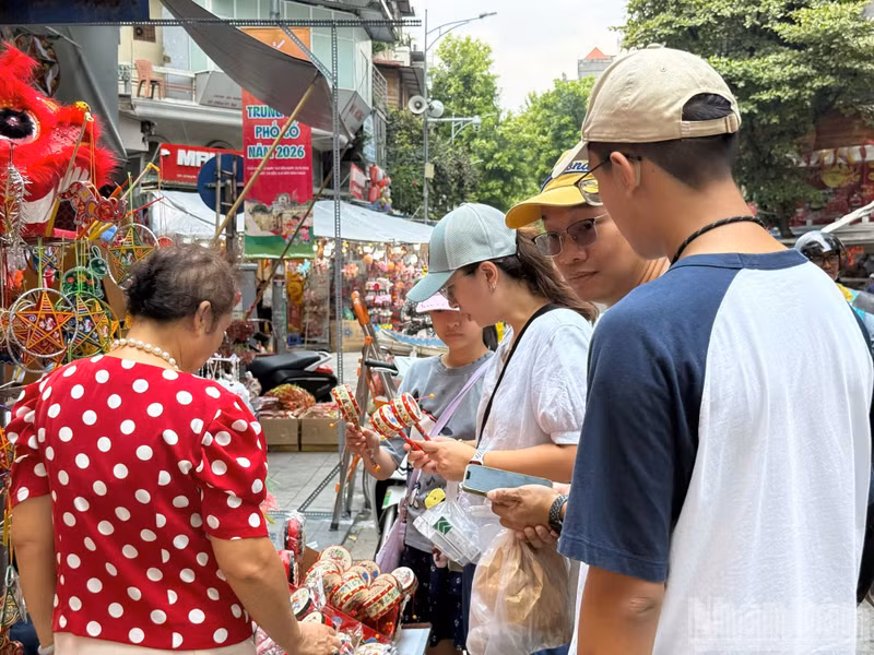 관광객들은 전통 북 등 민속 장난감에도 큰 관심을 보인다.