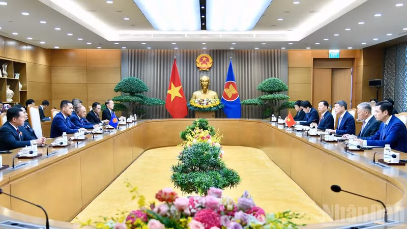 레민흥 총리가 지난달 30일 아세안 국가 대표단장들과 아세안 사무국 관계자들을 접견하고 있다. 이들은 '범죄 도피자 대응 협력을 위한 아세안 법집행 고위급 회의'에 참석하기 위해 베트남을 방문했다. (사진: NDO)