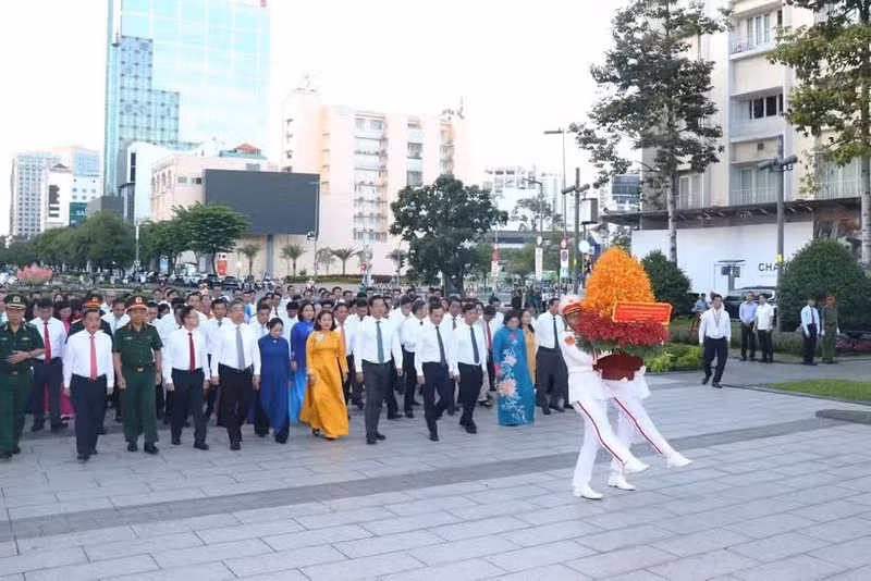 1일 호찌민 주석에 헌화, 참배하는 시 지도부. (사진: VNA)