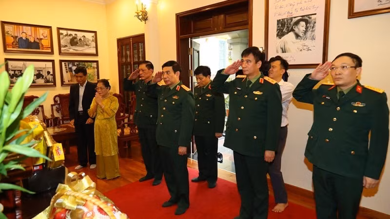 판 반 장 대장은 고(故) 레 카 피에우(Le Kha Phieu) 전 베트남 공산당 서기장에게 헌화하며 추모의 뜻을 표했다. (사진: 국방부 포털)