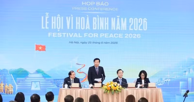 응우옌 마인 끄엉 베트남 외교부 차관이 25일 하노이에서 열린 꽝찌성 평화 축제 관련 기자회견에서 발언하고 있다. (사진: VNA)