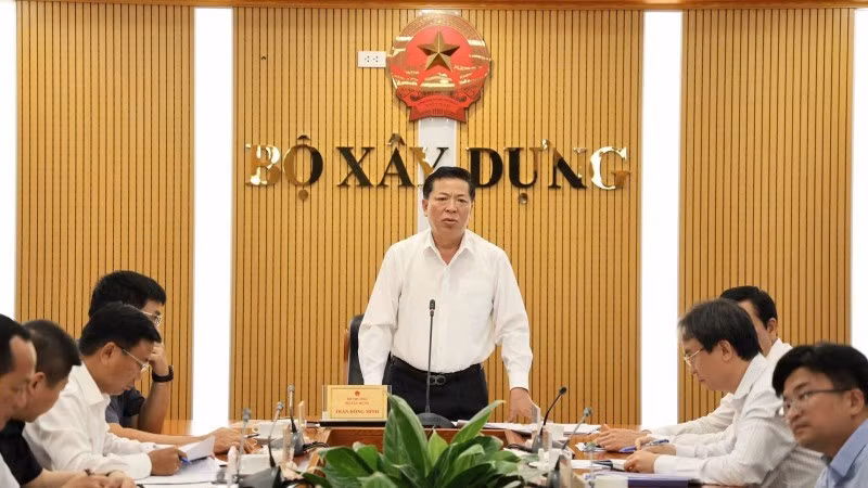 쩐홍민 건설부 장관은 철도 인력 양성이 주요 국가 프로젝트의 실행과 장기적인 기술 자립 목표 달성에 있어 전략적으로 중요한 과제임을 강조했다. (사진: 건설부 포털)