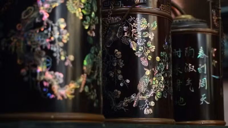 베트남 전통 문화의 정체성이 담긴 섬세한 자개 무늬.