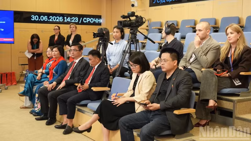 인민신문 대표단과 러시야 세고드냐, 주러시아 베트남 대사관 관계자들이 서명식을 지켜보고 있다. (사진: THANH THE)