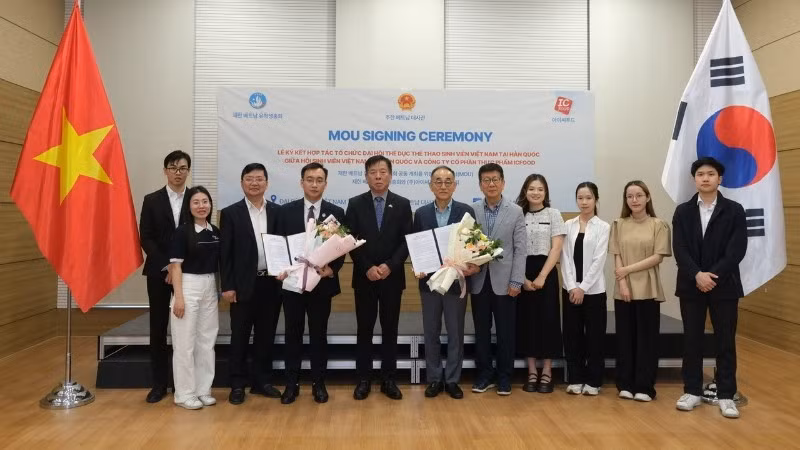 부 호 대사가 서명식에 참석한 대표단과 함께 기념촬영을 하고 있다. (사진: 주대한민국 베트남대사관 제공)