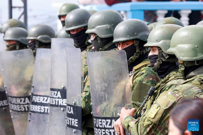 에콰도르 키토, 2025년 9월 16일 — 에콰도르 군이 질서 유지를 위해 배치된 모습. 다니엘 노보아 에콰도르 대통령은 화요일, 디젤 가격 인상에 반발해 운송 노조가 파업에 돌입한 이후 "심각한 내란"을 이유로 7개 주에 60일간의 비상사태를 선포했다. 이번 대통령령은 군과 국가경찰이 질서 유지, 폭력 방지, 시민 보호는 물론 자유로운 이동과 경제 활동 보장을 위해 필요한 조치를 취할 수 있도록 허용한다. (사진: 신화통신)