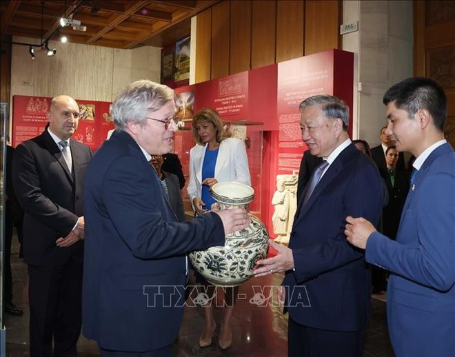 또 럼 당서기장이 불가리아 국립역사박물관에 주더우(Chu Dau) 도자기 꽃병을 증정하고 있다. (사진: VNA)