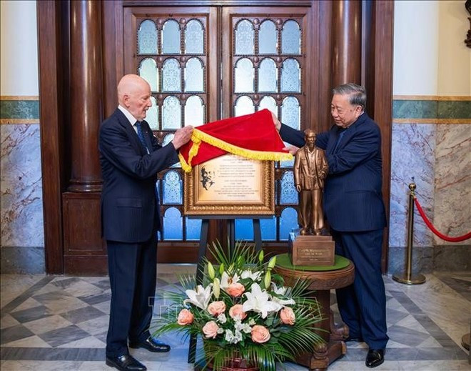 베트남 공산당 중앙위원회 또 럼 서기장이 호찌민 주석의 초상화가 새겨진 명판을 시메온 삭스코부르크고타 전 국왕에게 전달하고 있다. (사진: VNA)