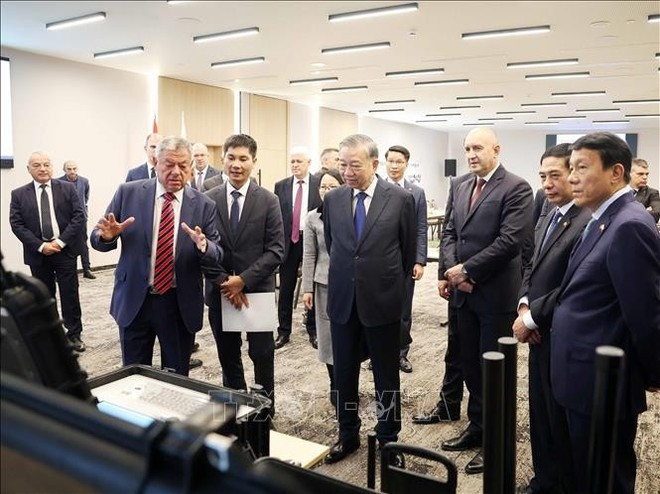 또 럼 당 서기장과 루멘 라데프 불가리아 대통령이 사멜-90 제품을 참관하고 있다. (사진: VNA)