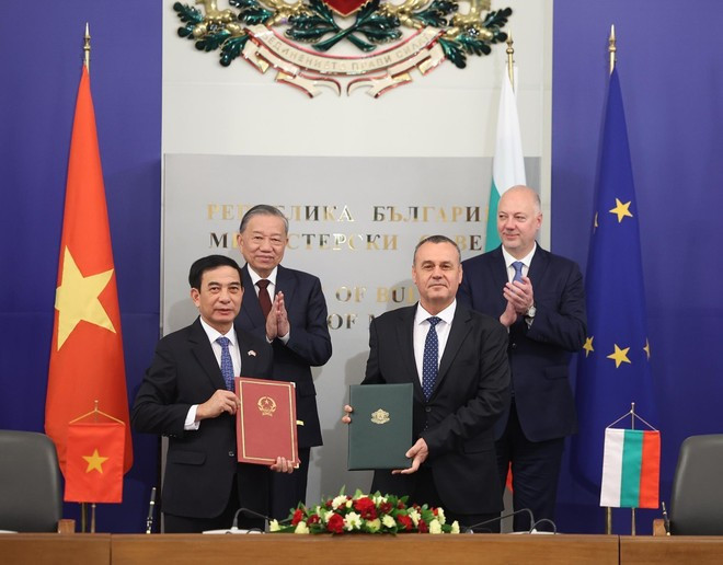 또 럼 당서기장과 로센 젤리아즈코프 불가리아 총리가 양국 국장부의 국방 협력 강화에 관한 의향서 교환을 지켜보고 있다. (사진: VNA)