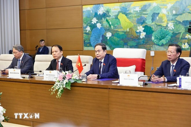 쩐 타인 먼 국회의장(오른쪽 두 번째)이 남아프리카공화국 마타멜라 시릴 라마포사 대통령과의 회의에서 발언하고 있다. (사진: VNA)