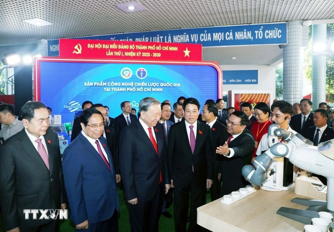 또럼 당 서기장과 현직 및 전직 당·국가 지도자들이 대회 일환으로 열린 전시회를 참관하고 있다. (사진: VNA)