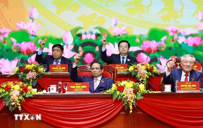 의장단이 대회 결의안을 승인하기 위해 투표하고 있다. (사진: VNA)