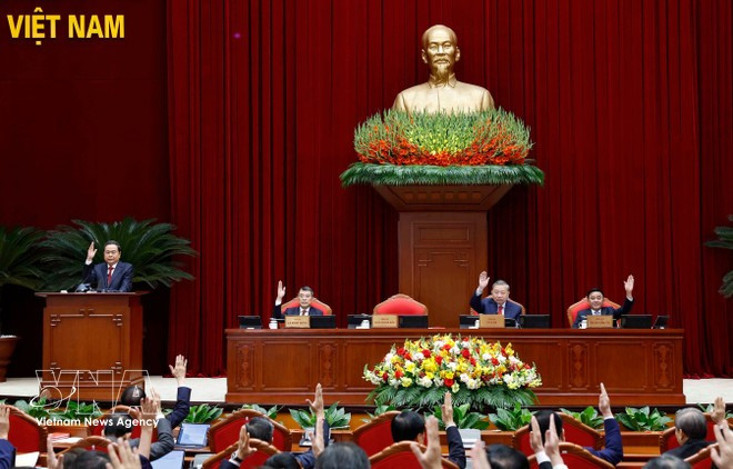 회의 의제를 통과시키는 당 중앙위 위원들 (사진: VNA)