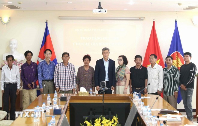 응우옌 민 부 대사(가운데)와 캄보디아 내 베트남계 혁명 공로자 및 가족 10명이 프로그램에 참여하고 있다. (사진: VNA)