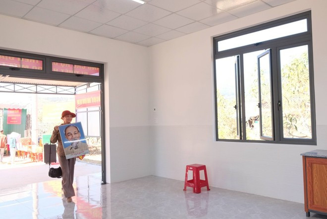 럼동성 드란(D’ran)면 주민들이 2025년 마지막 날 제7군구가 인도한 '꽝쭝 캠페인' 신축 주택으로 이주하고 있다. (사진: VNA)