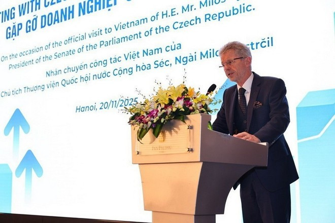 밀로시 비스트르칠 체코 상원의장이 회의에서 발언하고 있다. (사진: VNA)