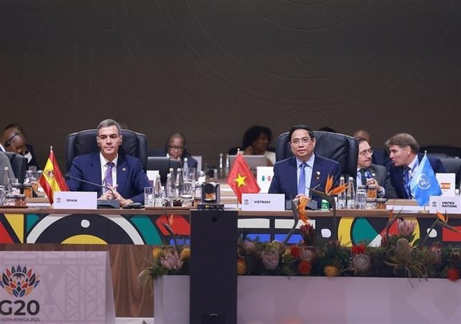 팜 민 찐 총리(오른쪽)가 G20 정상회의 3세션에서 발언하고 있다. (사진: VNA)