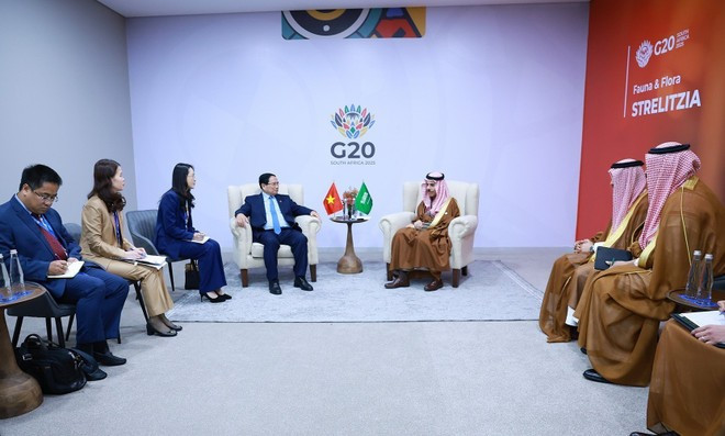 팜 민 찐 총리(왼쪽)가 사우디아라비아 외무장관 파이살 빈 파르한 알 사우드 왕자를 접견하고 있다. (사진: VNA)