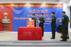 다오산 국경경비대 초소에서 유권자들이 2026~2031년 임기의 제16대 국회 및 각급 인민의회 의원 선거에 투표하고 있다. 사진: VNA