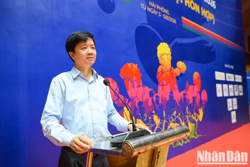 따 꽝 중 문화사회부장 겸 대회 조직위원장이 개막식에서 발언하고 있다. (사진: THẾ ĐẠI)