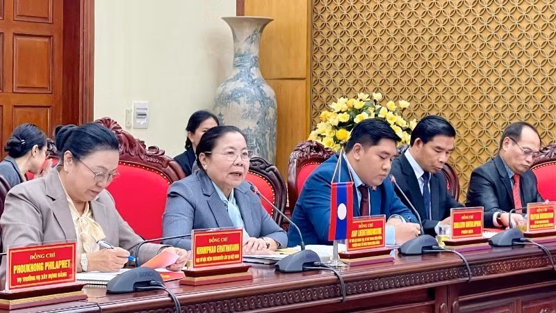 시사이 러우뎃무언손 정치국 위원이자 당 중앙서기 겸 라오인민혁명당 중앙조직위원장이 회의에서 발언하고 있다.