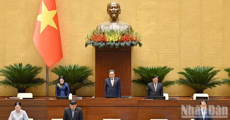베트남 국회가 고(故) 사이솜폰 폼비한 라오스 국회의장을 추모하며 1분간 묵념하고 있다. (사진: THỦY NGUYÊN)