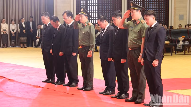 레 반 뚜옌 차관(상장)이 이끄는 베트남 공안부 대표단이 사이솜폰 폼비한 동지에게 조문을 올리고 있다. (사진: DUY TOÀN)