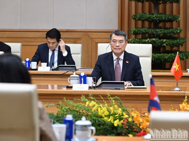 회담에서 발언하는 레 민 흥 총리.