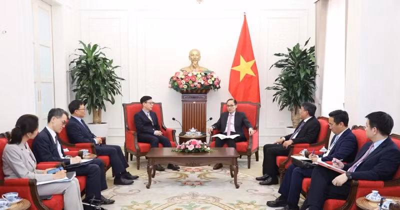 베트남 외교부 레 호아이 쭝 장관이 박윤주 한국 외교부 제1차관과 회담하고 있다.