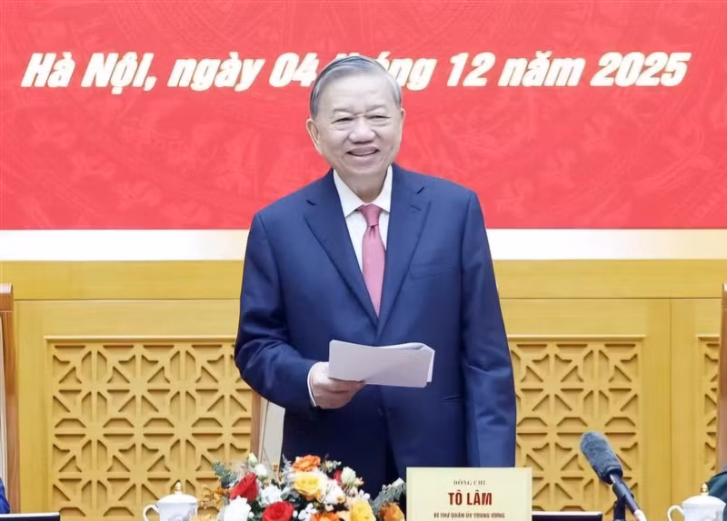 또 럼 당 서기장이 4일 하노이에서 열린 중앙군사위원회 제15차 회의에서 연설하고 있다. (사진: VNA)