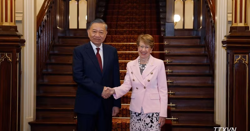 또 럼 서기장 겸 국가주석이 마거릿 비즐리 뉴사우스웨일스 주지사와 만나 악수를 나누고 있다.
