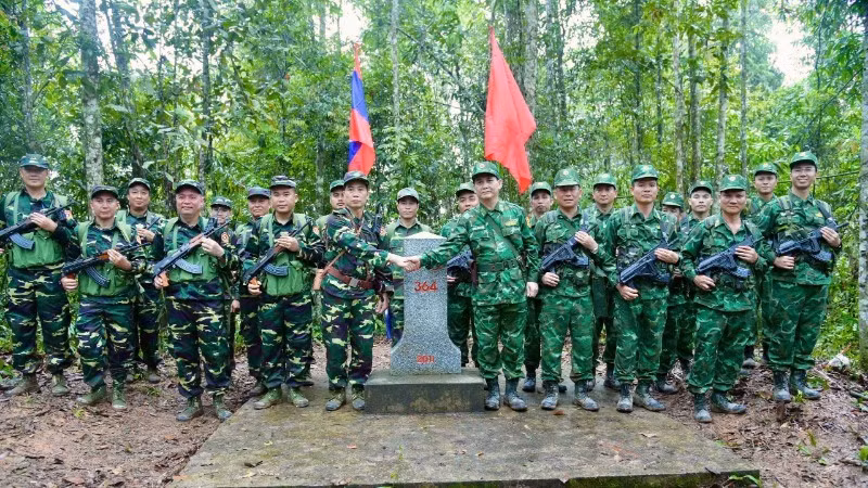 응에안성 국경경비대 사령부와 라오스 후아판성 군사령부 순찰대원들이 364번 국경표지석에서 기념촬영을 하고 있다.
