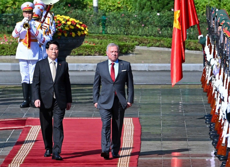 르엉 끄엉 국가주석(왼쪽)과 요르단의 압둘라 2세 이븐 알 후세인 국왕이 의장대를 사열하고 있다. (사진: Nhan Dan)