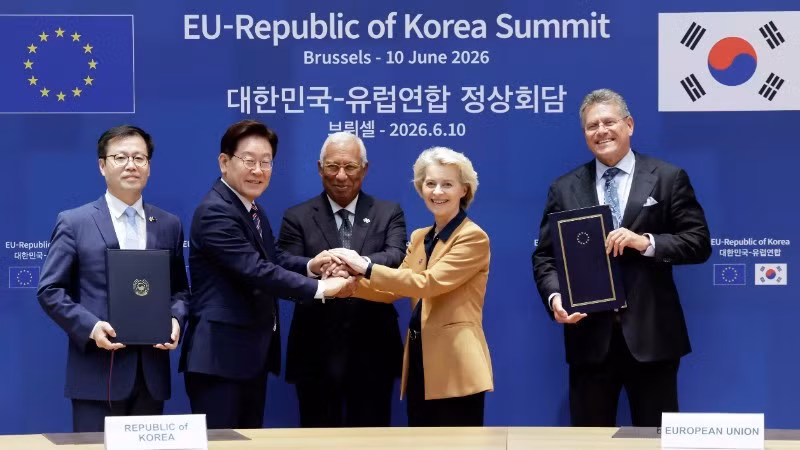한국과 유럽연합(EU)이 10일 벨기에 브뤼셀에서 열린 양측 정상회담에서 디지털통상협정(DTA)을 체결하고 있다. 왼쪽부터 여한구 통상교섭본부장, 이재명 대통령, 안토니우 코스타 EU 정상회의 상임의장, 우르즐라 폰데어라이엔 EU 집행위원장, 마로스 셰프초비치 통상 경제 안보 집행위원. (사진: Yonhap/TTXVN)