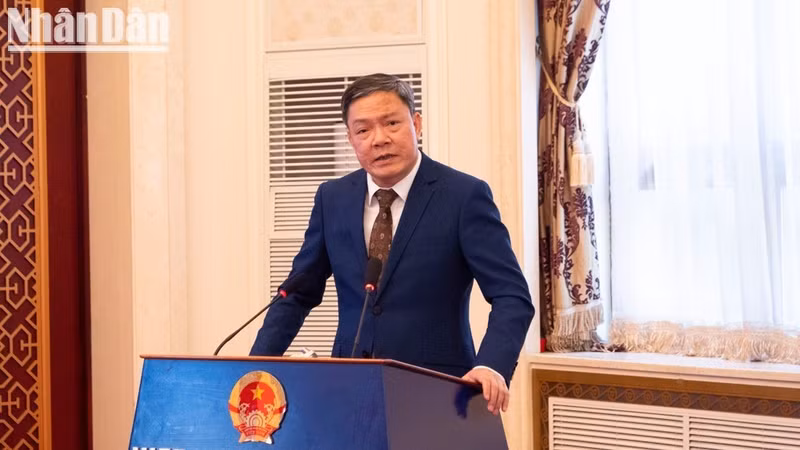 농 득 라이 상무관이 VIS2026 설명회에서 연설하고 있다.