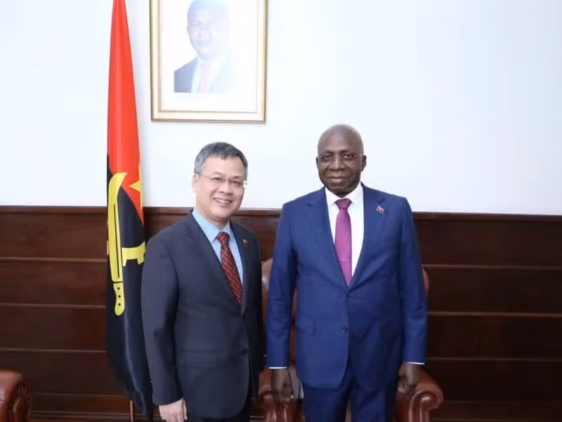즈엉 찐 쯕 대사가 떼뜨 안또니우 앙골라 외교장관 와 회담을 갖고 있다. (사진: 주앙골라 베트남대사관 제공)