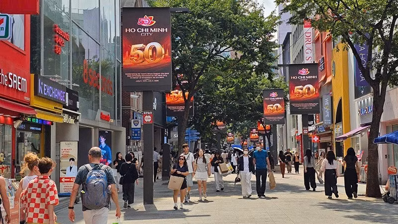 서울 도심에 등장한 호찌민 명명 50주년 기념 영상 이미지.