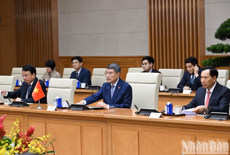 레 민 흥 총리와 베트남 정부 대표단이 소폰 자람 국회의장 겸 하원의장과 회담하고 있다.