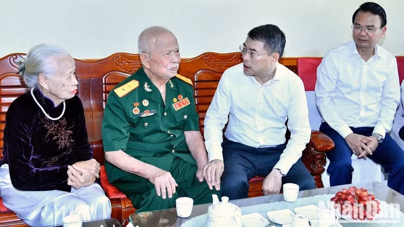 레 민 흥 총리가 피 흐엉 중(Phi Huong Dung)과 가족을 따뜻하게 위로하고 격려하고 있다. (사진: THANH GIANG)