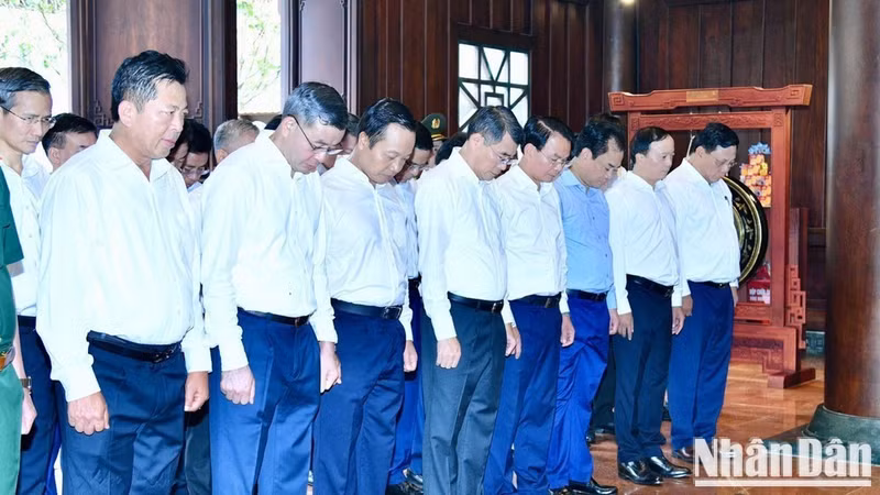 레 민 흥 총리와 대표단이 디엔비엔푸 전장에서 산화한 순국선열들을 기리며 묵념하고 있다. (사진: THANH GIANG)