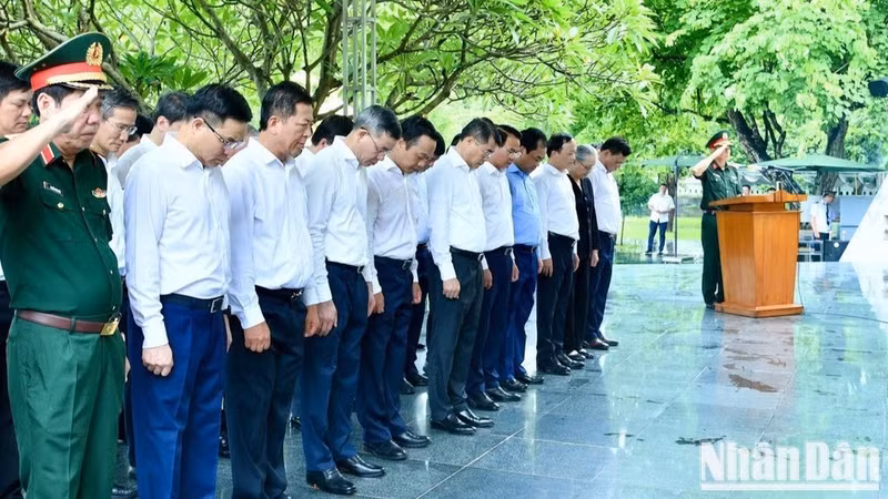A1 국립 순국선열사 묘지에서 순국선열들을 기리며 묵념하는 레 민 흥 총리와 대표단. (사진: THANH GIANG)