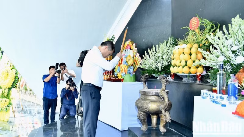 A1 국립 순국선열사 묘지에서 순국선열들을 기리며 향을 올리는 레 민 흥 총리. (사진: THANH GIANG)