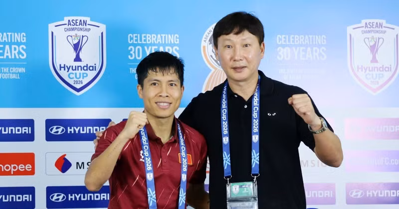 김상식 감독과 경기 최우수선수(MVP)로 선정된 응우옌 반 비가 인도네시아를 3-0으로 꺾은 뒤 열린 기자회견에 참석하고 있다.(사진: VFF)