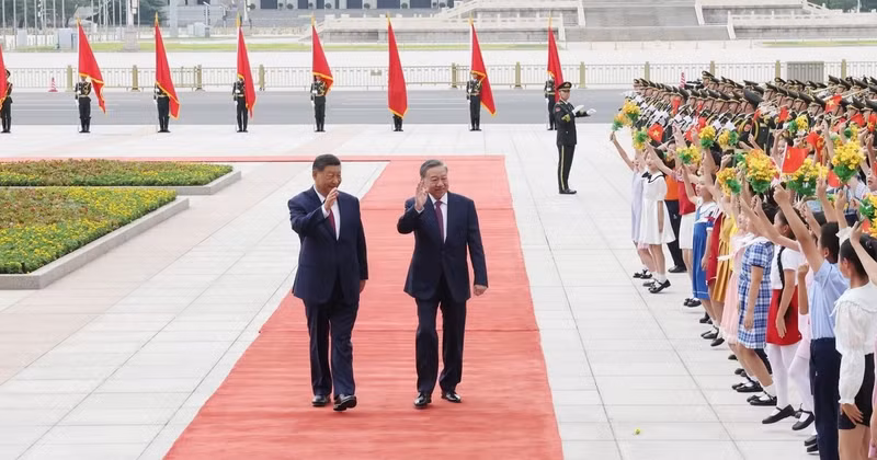 시진핑 중국 공산당 중앙위원회 총서기 겸 국가주석과 부인이 2024년 8월 18일부터 20일까지 중국을 국빈 방문 중인 또 럼 베트남 공산당 중앙위원회 서기장 겸 국가주석과 부인을 위한 국빈 환영식을 주재했다. (사진: TTXVN)