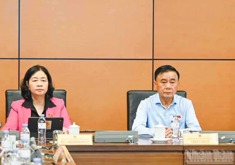 쩐 껌 뚜 중앙당 서기국 상임서기와 부이 티 민 호아이 베트남 조국전선중앙위원회 위원장이 제15분과(다낭시 및 푸토성) 토론에 참석하고 있다.