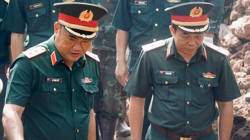 레 쑤언 테 제7군구 사령관(중장)과 부 반 디엔 호찌민시 사령부 사령관(소장)이 전사자 유해 발굴·수습 현장을 방문하고 있다. (사진: LÊ THÀNH)