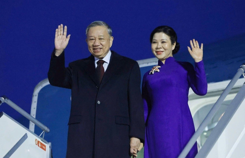 베트남 공산당 중앙위원회 서기장과 영부인 응오 프엉 리 여사, 그리고 베트남 고위급 대표단이 20일 저녁 헬싱키 공항에 도착해 핀란드 공식 방문 일정에 들어갔다. (사진: VNA)