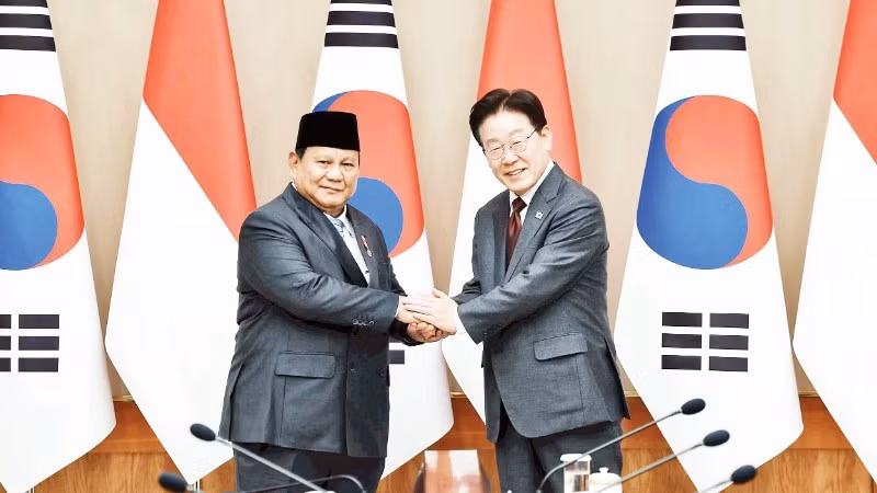 인도네시아와 한국 정상이 고위급 회담에서 악수를 교환하고 있다.