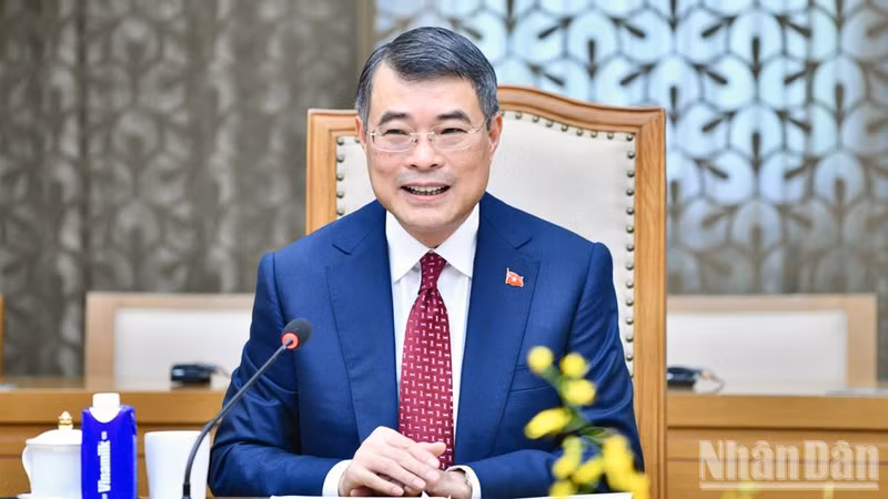싱가포르 신임 대사와 환담하는 레 민 흥 국무총리. (사진: THANH GIANG)